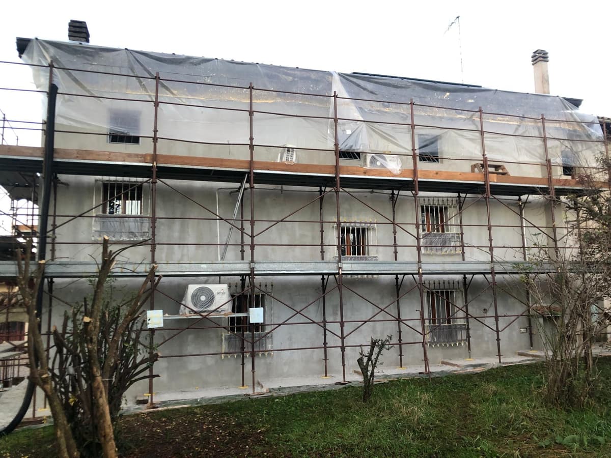 Cantiere cappotto termico su edificio residenziale