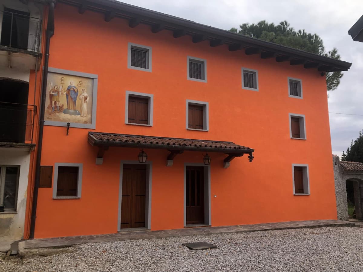 Facciata completamente ristrutturata e tinteggiata in arancione