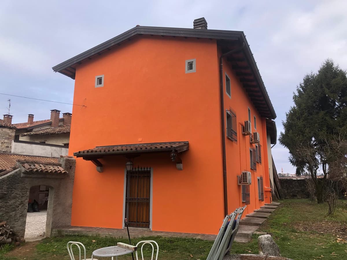 Facciata storica restaurata con affresco originale