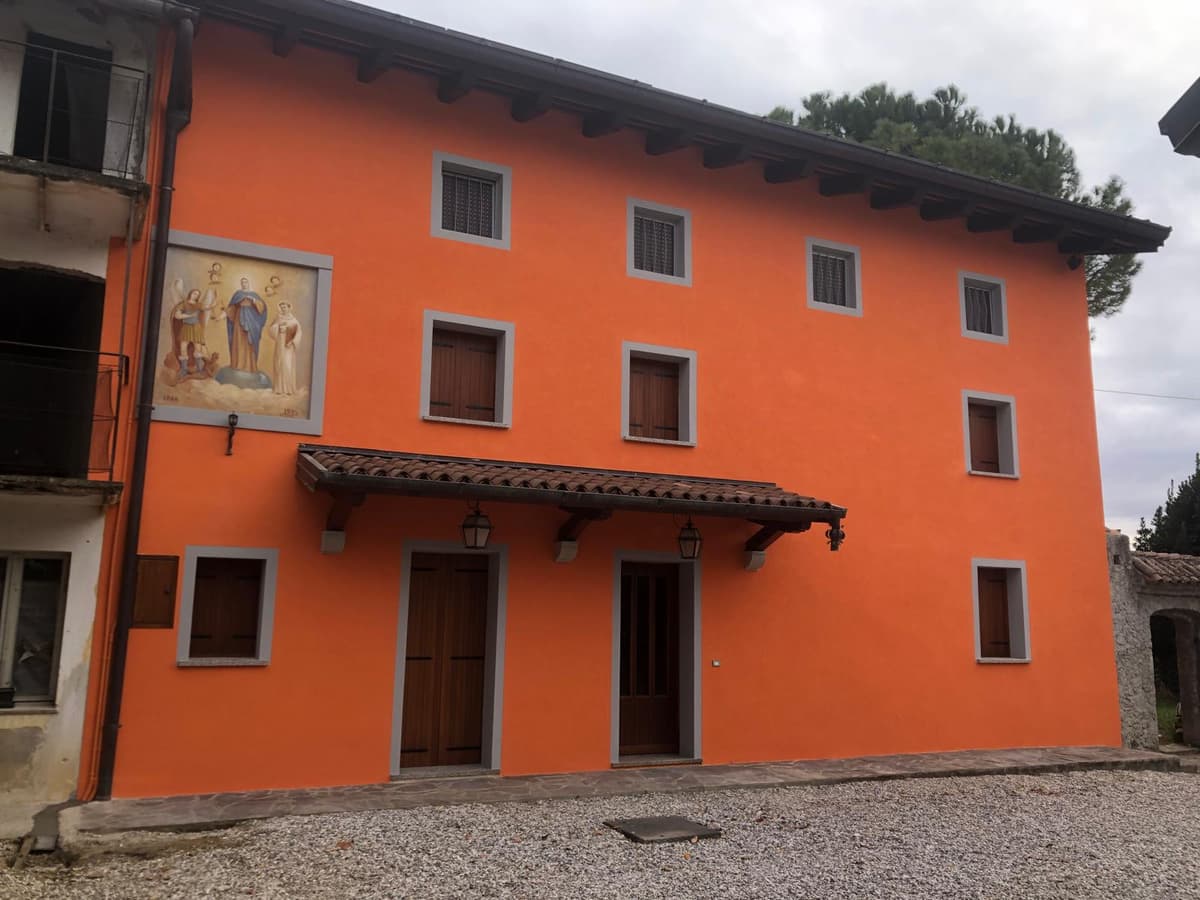 Casa ristrutturata con facciata arancione - vista laterale