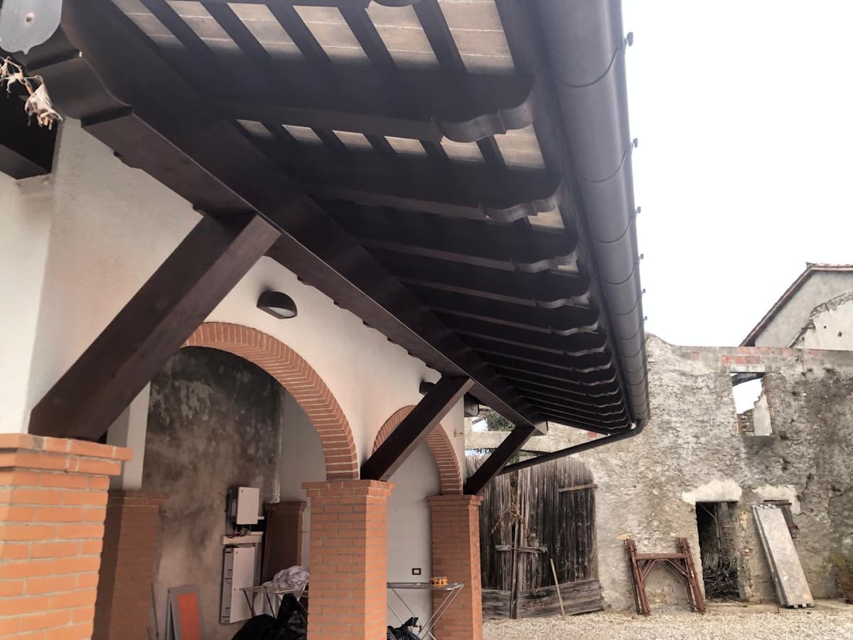Porticato con grondaia nuova in rame e struttura in legno