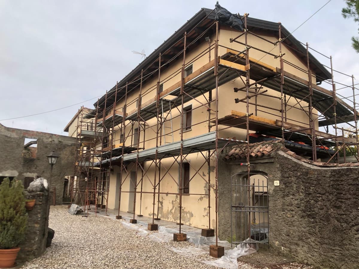 Ristrutturazione facciata con ponteggi - edificio storico