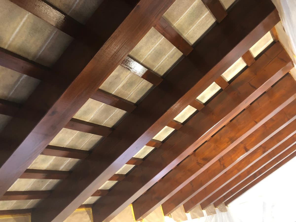 Dettaglio travi in legno lamellare per copertura