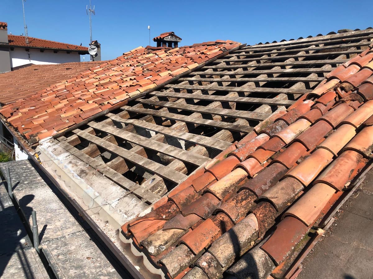 Rifacimento tetto in corso - struttura travetti a vista